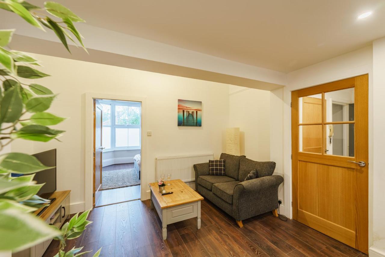 Augusta Lodge Moseley برمنغهام المظهر الخارجي الصورة